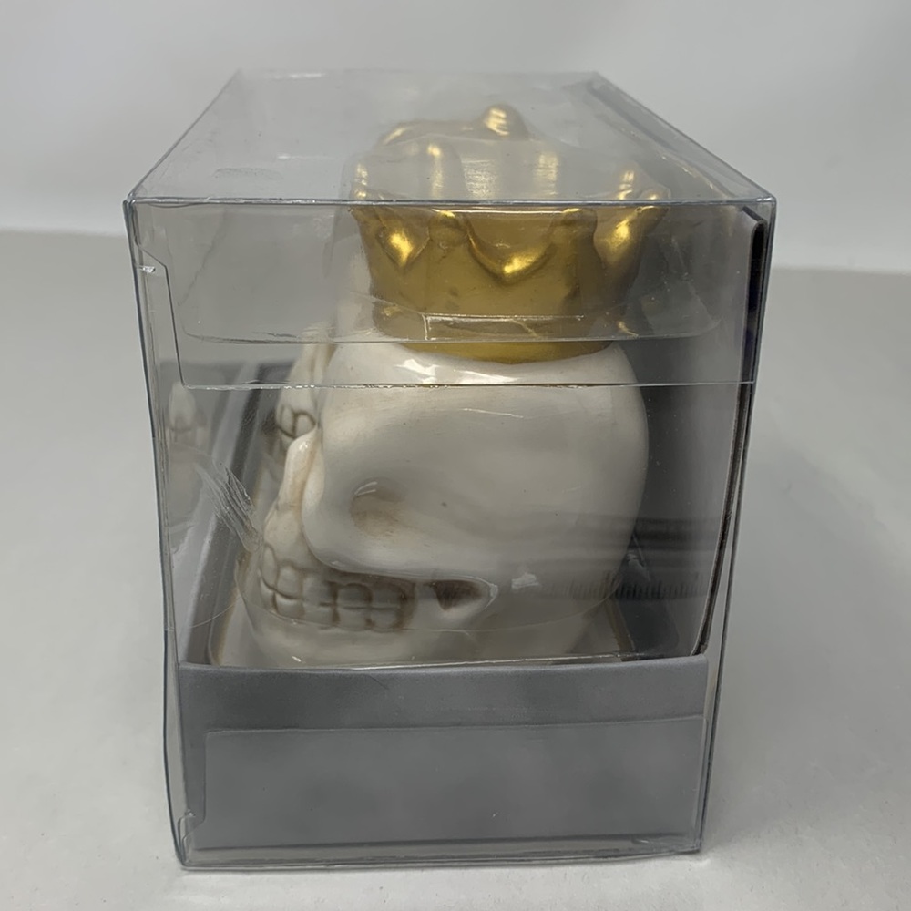 3-piece Haunted Manor Ceramic King & Queen Skull Salt & Pepper Shakers new - Picture 9 of 16